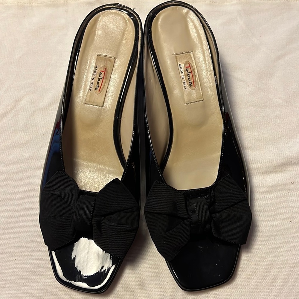 Talbots black patent leather shoe with bow